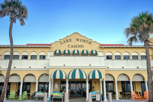 Lake Worth Casino Shopping and Restaurant